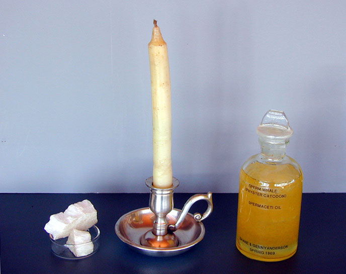 Vi tenner tusen julelys...Her ser du noen produkter laget av spermaceti-olje. Foto: By Genevieve Anderson - http://www.marinebio.net/marinescience/06future/wham.htm, CC BY-SA 3.0, https://commons.wikimedia.org/w/index.php?curid=24183274